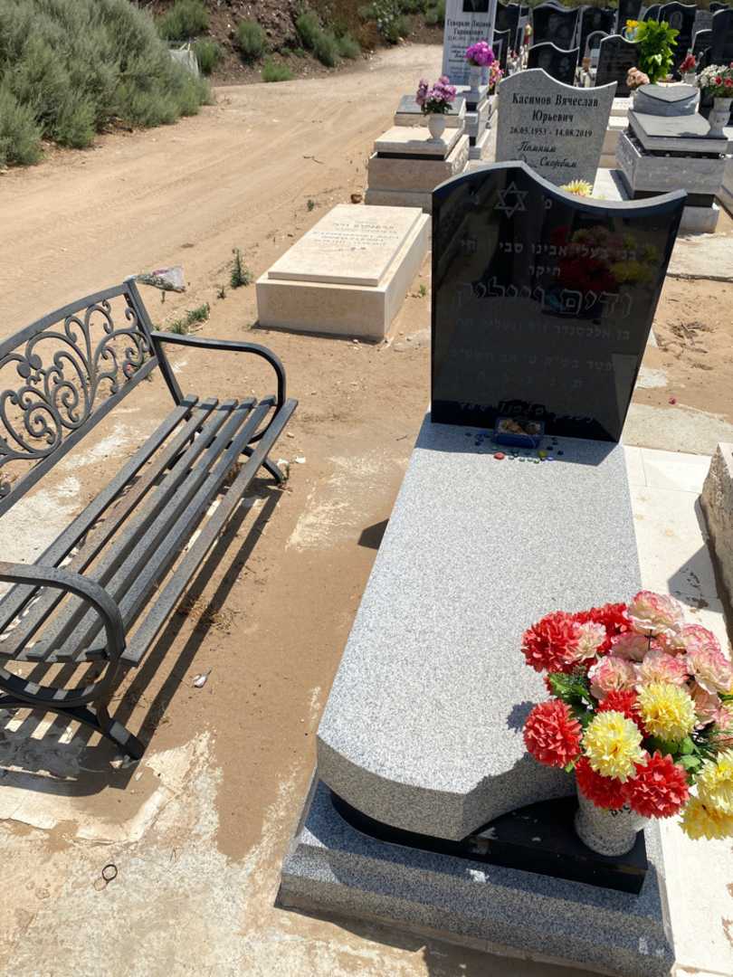 קברו של גייליק ודים. תמונה 2