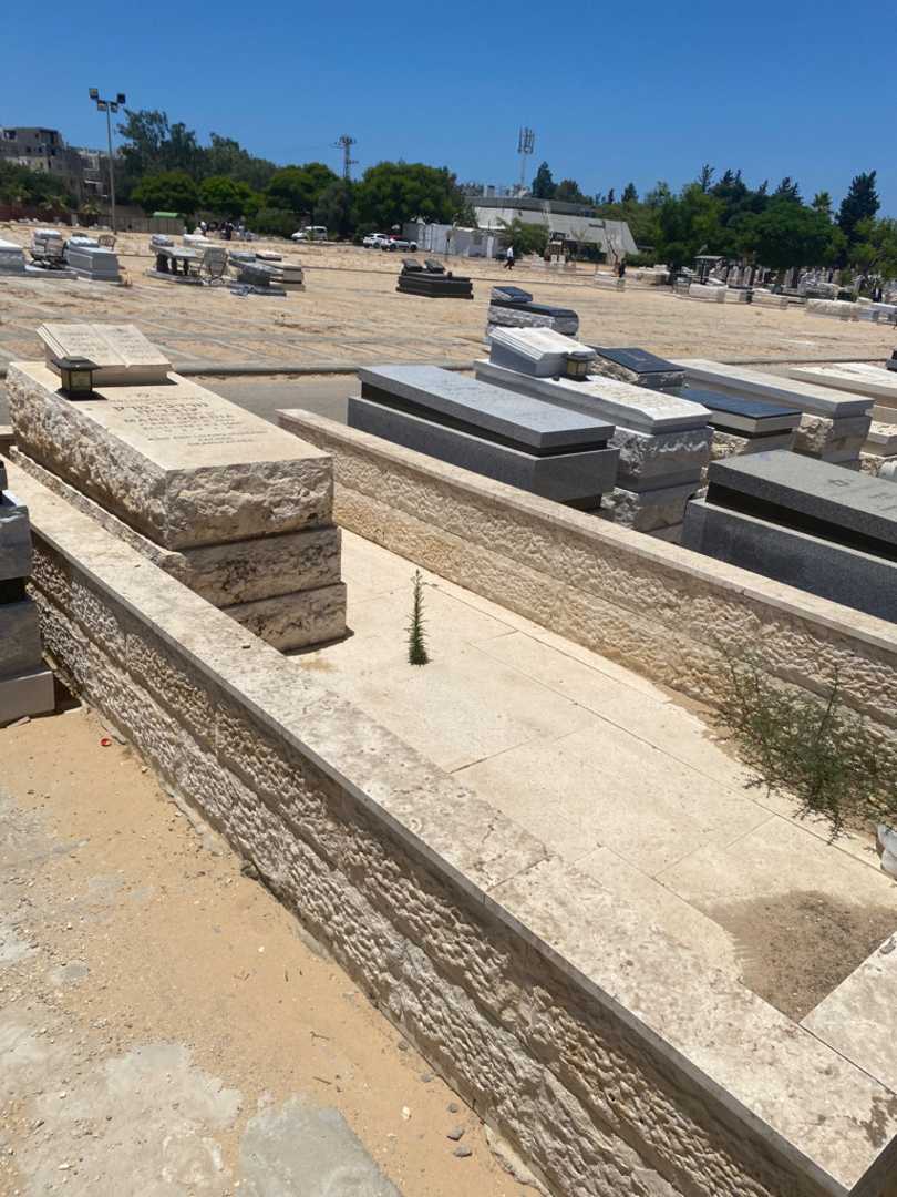 קברו של מרדכי מרק עובדיה. תמונה 1