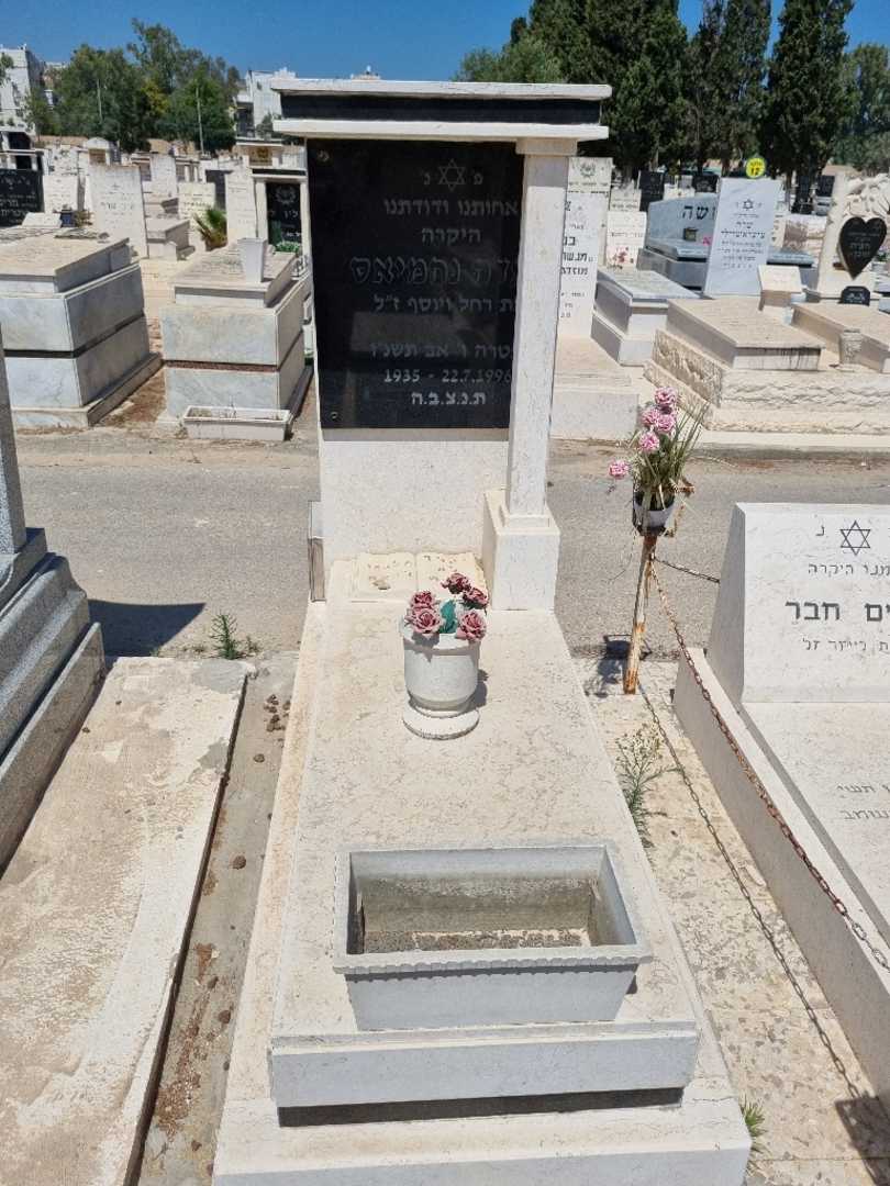קברו של סעדה נחמיאס. תמונה 1