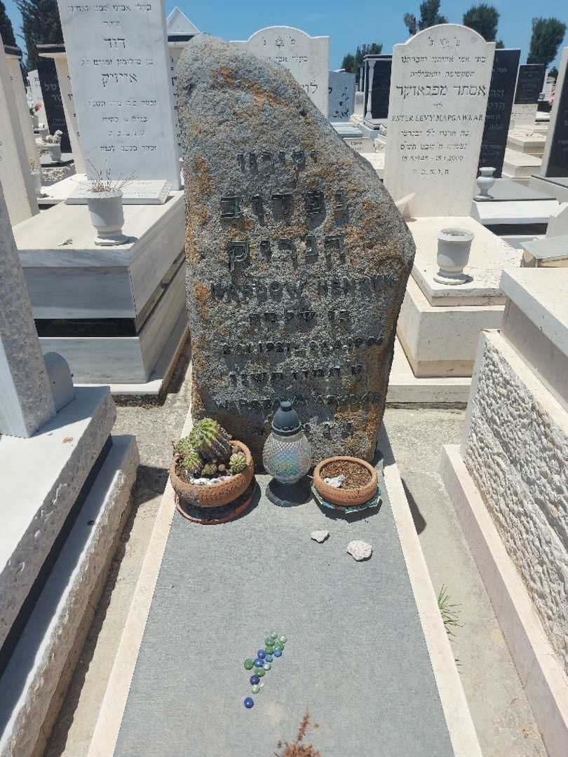 קברו של הנריק נפדוב