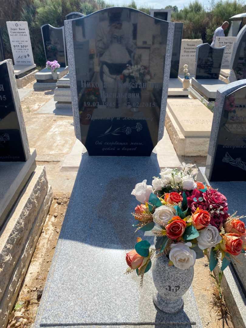 קברו של קונסטנטין ניקולייב