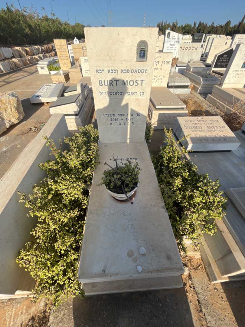 קברו של BURT MOST