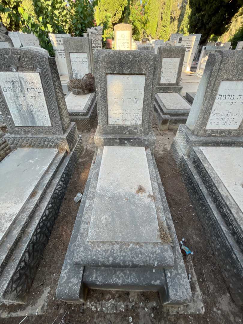 קברו של פרחה נחום