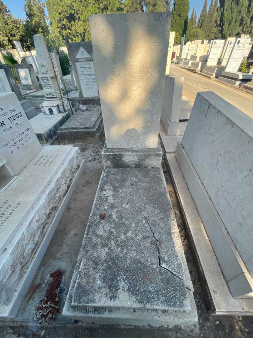 קברו של ישראל איזנשטדט