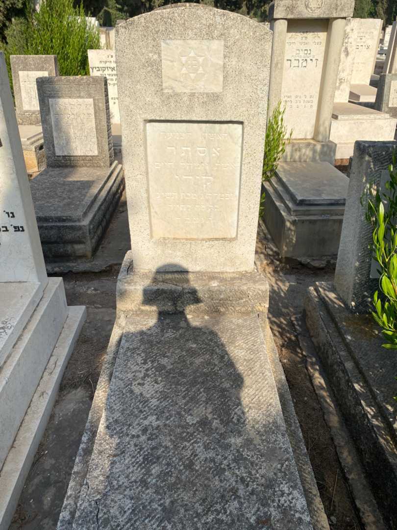 קברו של אסתר קורי